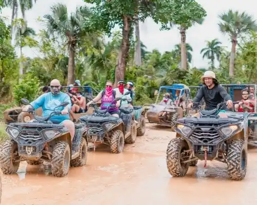 Grupo de personas disfrutando de una aventura en buggies y vehículos 4x4.