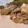 Chica posando en la arena de Playa Macao, disfrutando del sol y el paisaje.