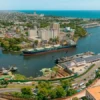 Vista aérea del malecón de Santo Domingo, con barcos y la ciudad al fondo.