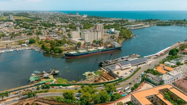 Vista aérea del malecón de Santo Domingo, con barcos y la ciudad al fondo.