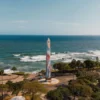 Vista aérea del Obelisco en Santo Domingo, con el mar de fondo.