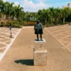 Vista de monumentos y estatuas en la Zona Colonial de Santo Domingo.