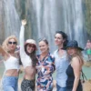 Grupo de chicas felices disfrutando en la Cascada El Limón en Samaná.