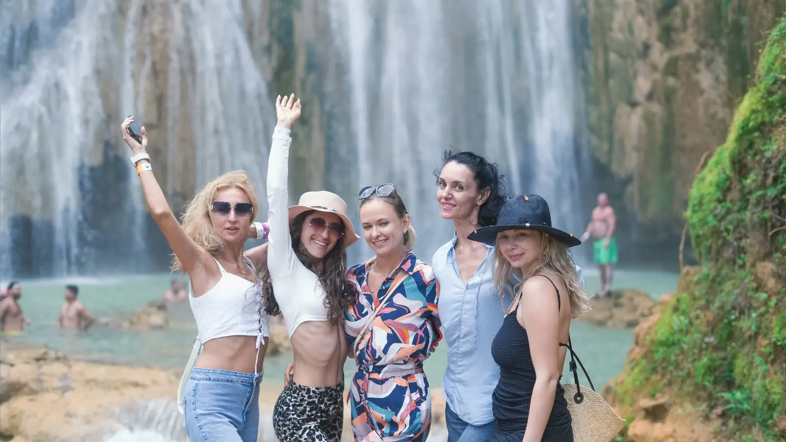 Grupo de chicas felices disfrutando en la Cascada El Limón en Samaná.