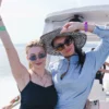 Dos chicas disfrutando de un paseo en catamarán en Samaná, rodeadas de mar turquesa.