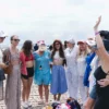 Grupo de personas en el muelle de Samaná listos para la excursión