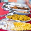 Deliciosa selección de platos en un buffet en Samaná, con vistas al mar y la naturaleza.