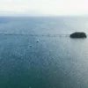 Vista del icónico puente de Samaná conectando pequeños islotes sobre el mar.
