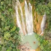Vista aérea de la Cascada El Limón en Samaná, rodeada de exuberante naturaleza tropical.