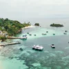 ista aérea de Samaná capturada por dron, mostrando sus impresionantes paisajes naturales.